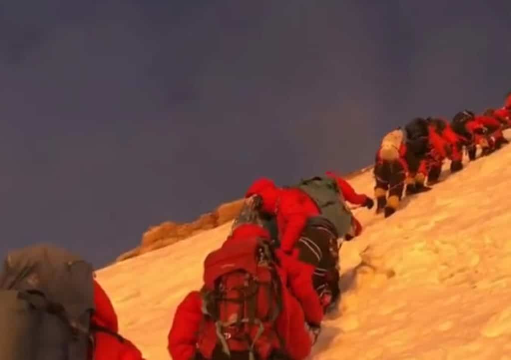 Atasco a más de 8.000 metros de altura: mayor afluencia de alpinistas de la historia en la montaña