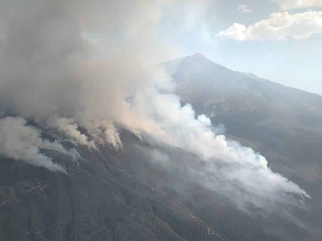 Pendientes del calor y el viento en el incendio en Tenerife