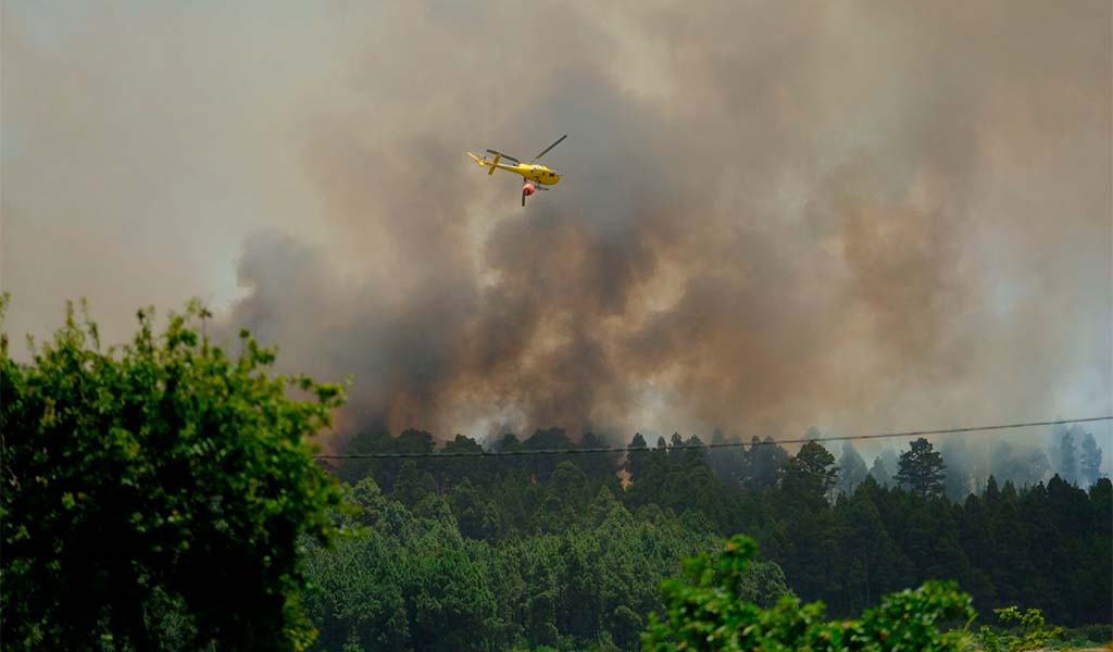 Helicóptero actuando en el incendio de Los Realejos