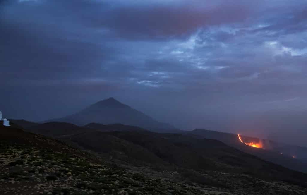 La foto que ningún tinerfeño quiere ver: el incendio de Tenerife, a los pies del Teide