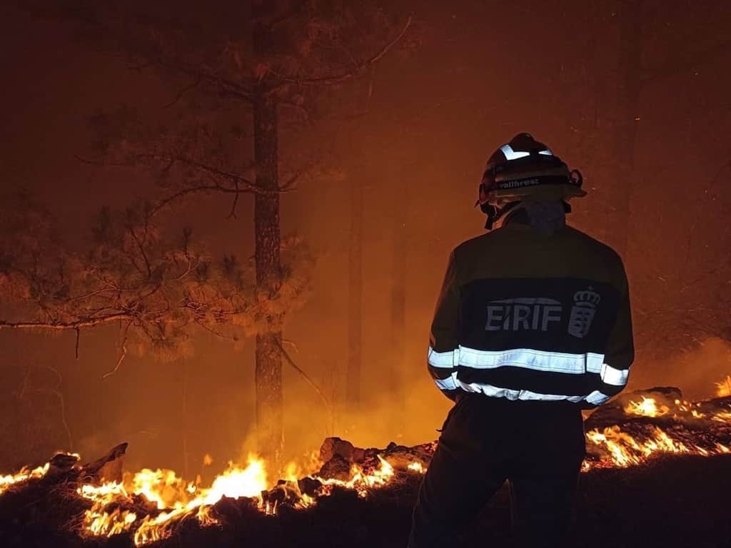Los técnicos podrían acceder hoy al punto de origen del incendio de Tenerife para saber si fue provocado