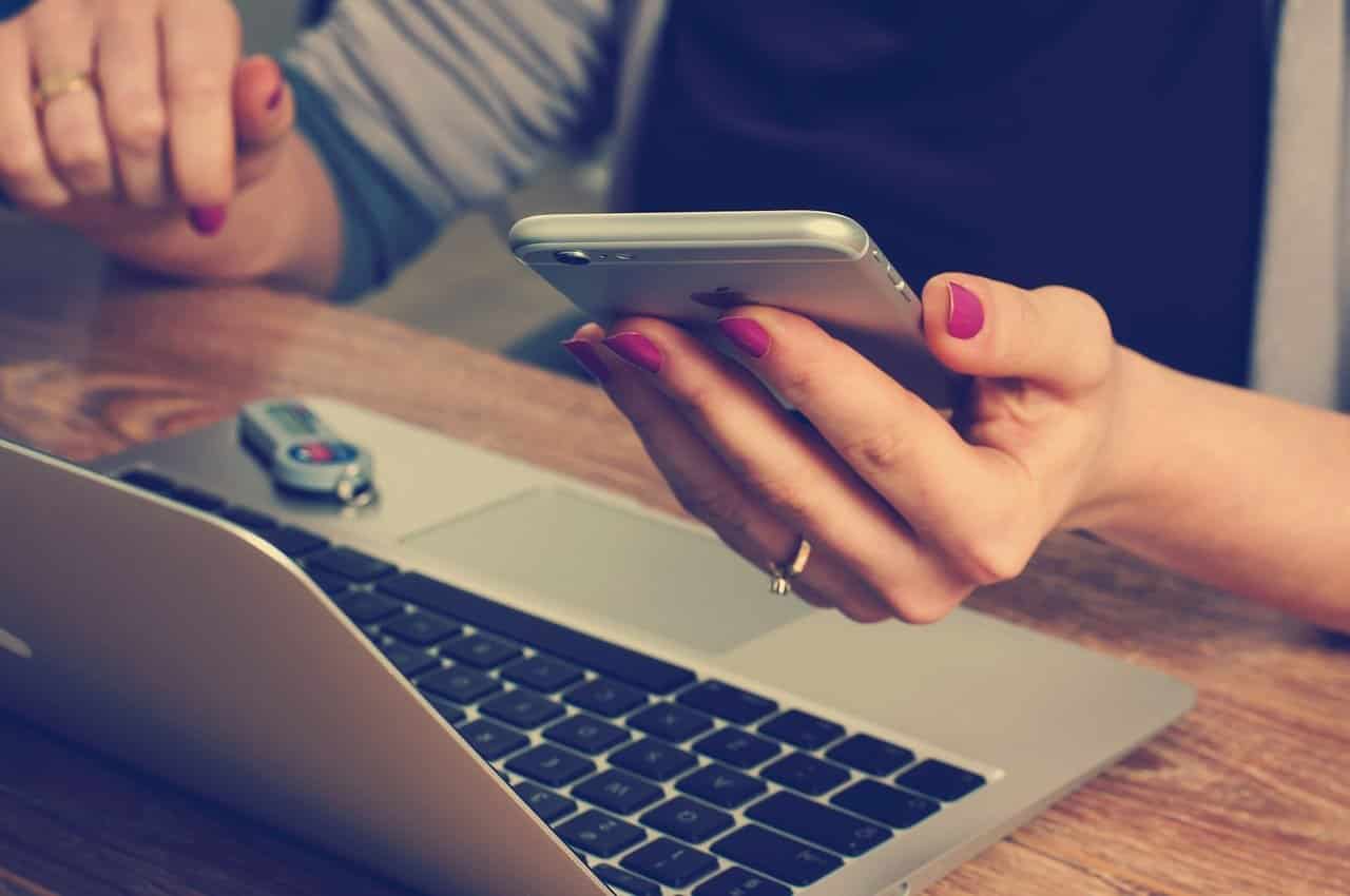 Adiós a las imágenes de IA sin avisar: las nuevas reglas de la UE que cambian WhatsApp y las redes sociales
