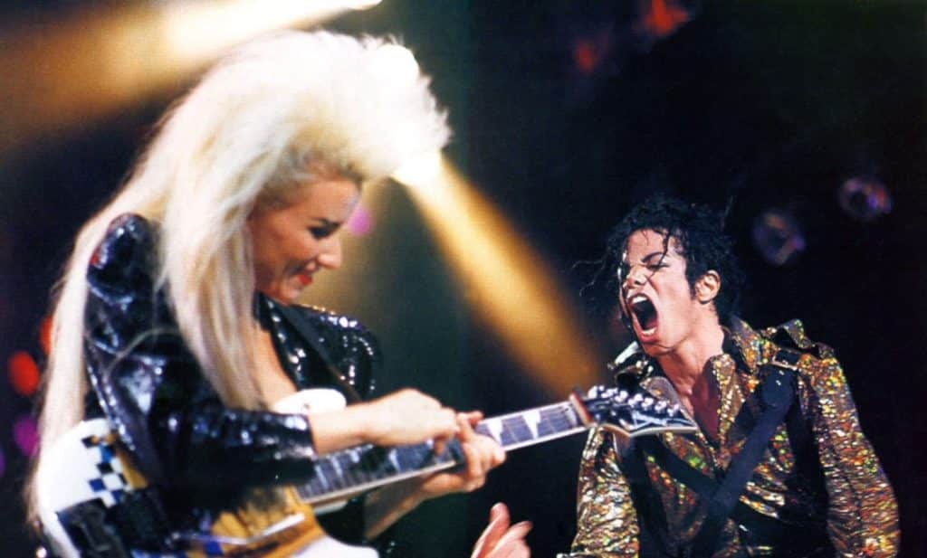Jennifer Batten tocando la guitarra junto a Michael Jackson durante un concierto