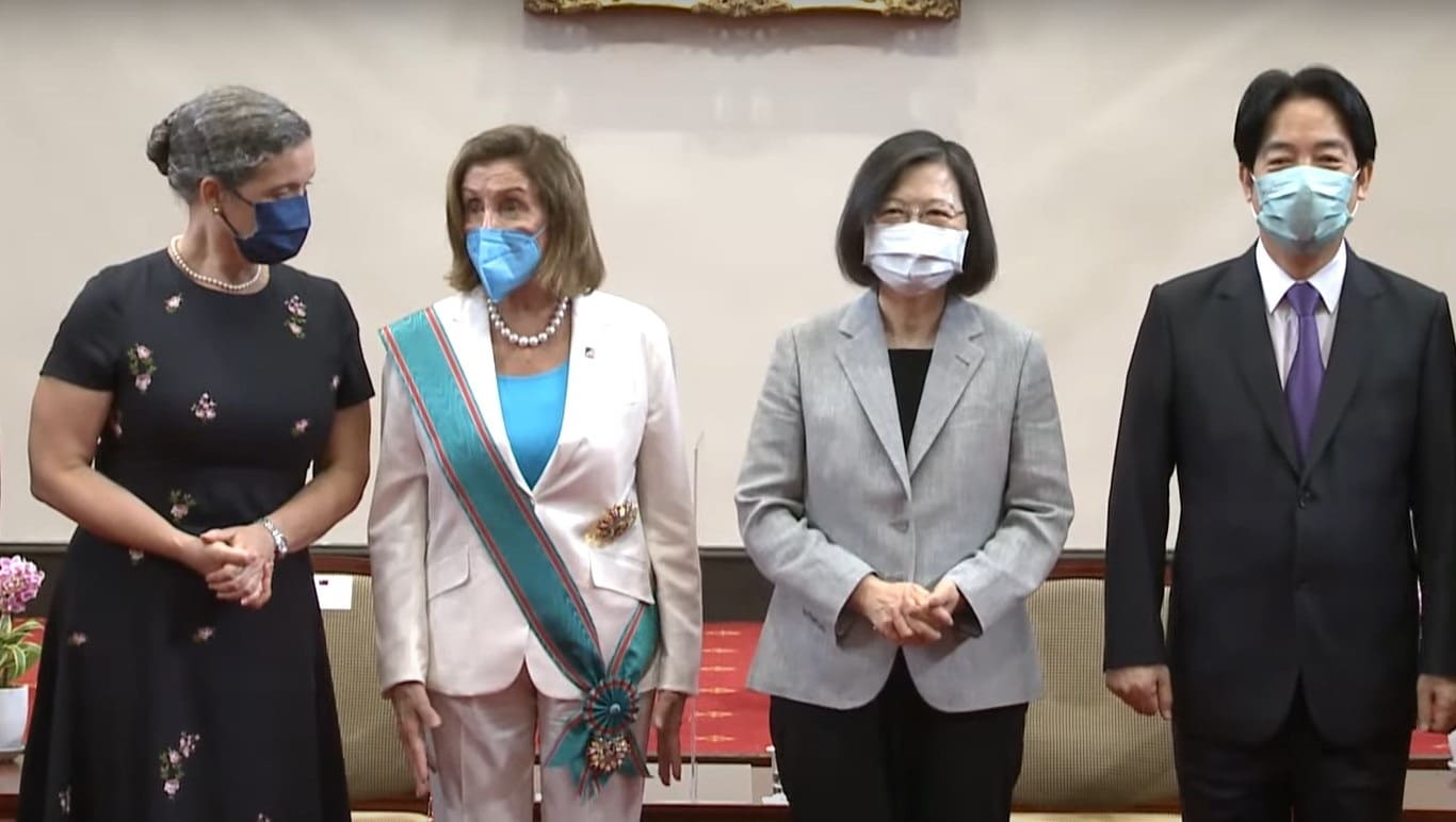 La presidenta de la Cámara de Representantes de Estados Unidos, Nancy Pelosi (i), con la presidenta de Taiwán, Tsai Ing Wen (d)
