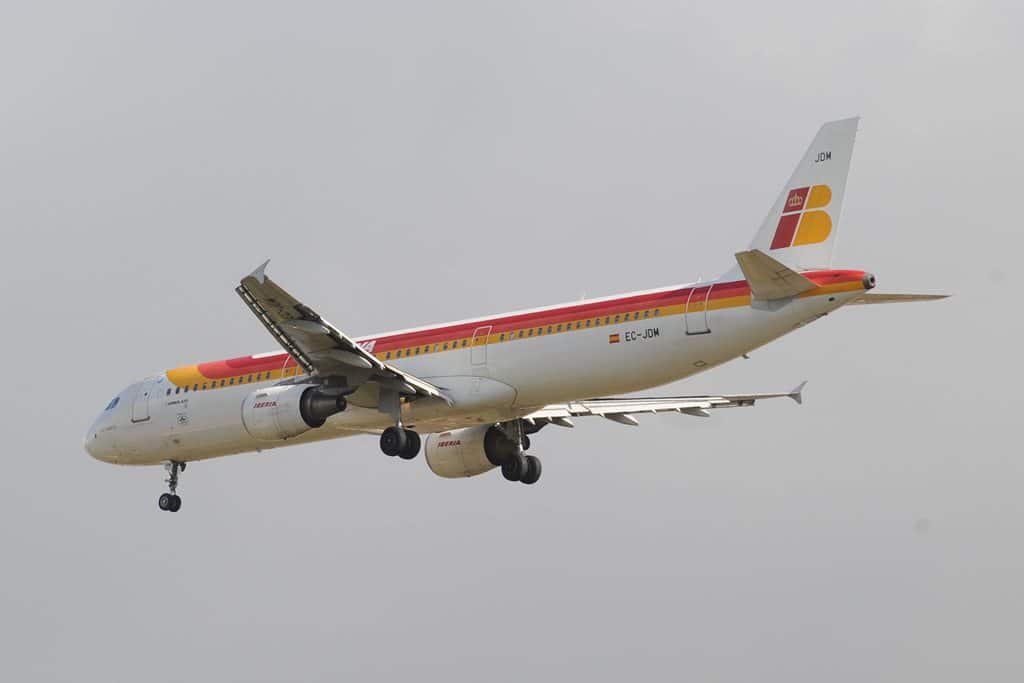 Iberia cancela vuelos a Canarias por la huelga de tripulantes