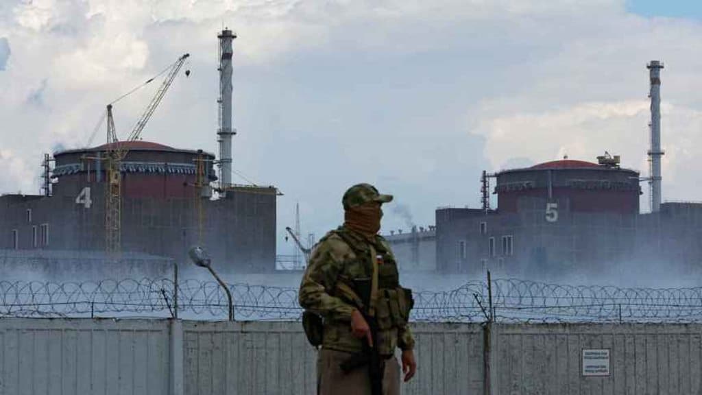 Un soldado ruso vigila la central nuclear de Zaporiyia.