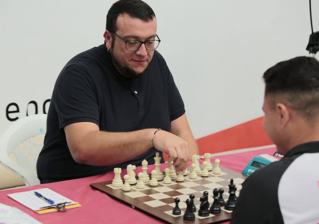 Juan José Neris hizo el saque de honor en el torneo internacional de ajedrez en la capital.