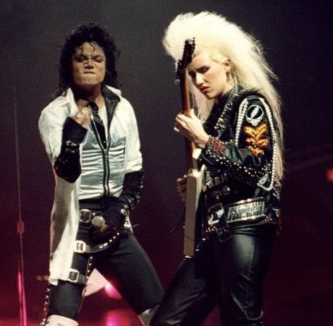 Jennifer Batten tocando la guitarra junto a Michael Jackson durante un concierto. Batten participó en las giras del artista durante 10 años. / DA