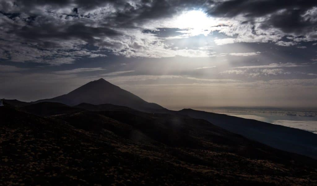 Tenerife anochece con una espectacular imagen del Teide