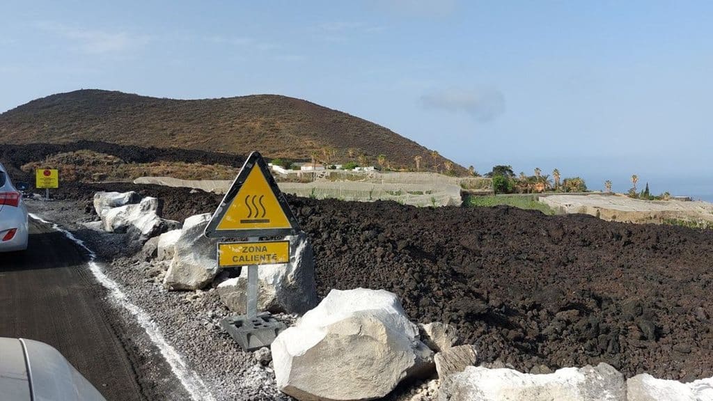Señales de tráfico nunca vistas en La Palma: "zona caliente" y "peligro por gases"