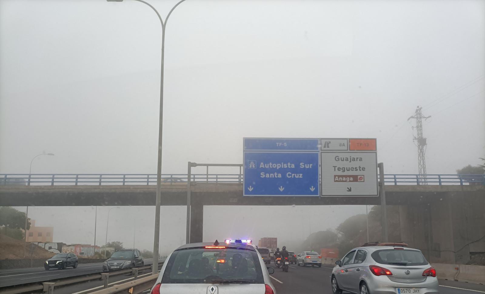 Aparatoso vuelco de un camión en Santa Cruz