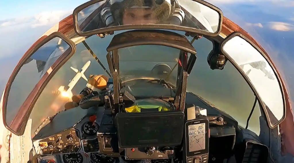 El impactante vídeo de un caza ucraniano disparando misiles grabado desde la cabina del piloto