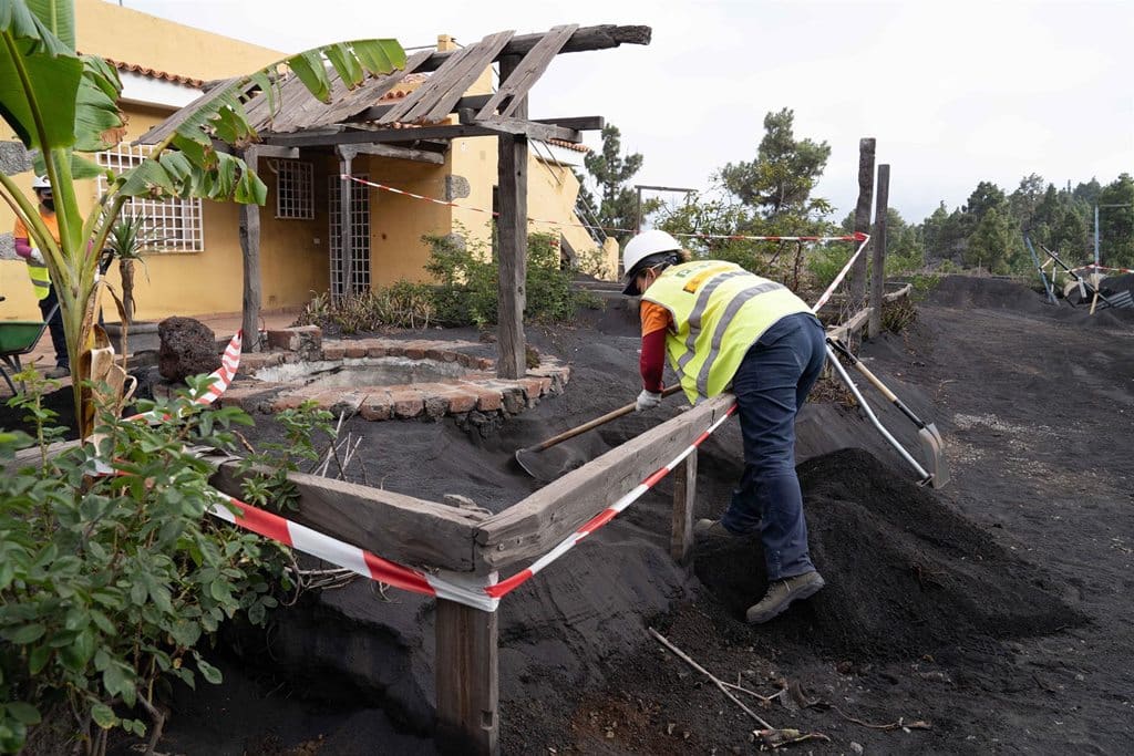 Gesplan retira la ceniza de más de 400 viviendas y 90 parcelas agrícolas de La Palma