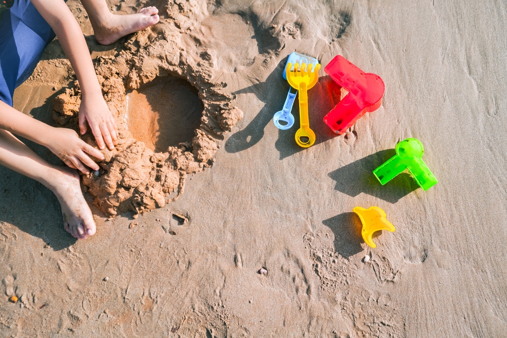 Un niño de 11 años muere tras caerle encima un castillo de arena en una playa
