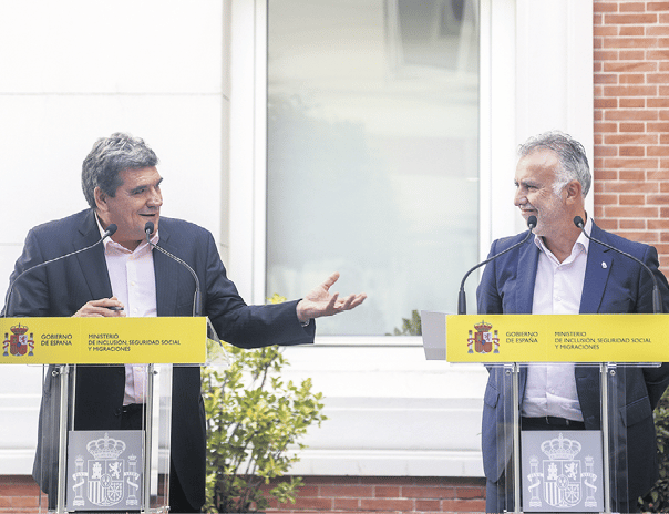 El ministro José Luis Escrivá y Ángel Víctor Torres, ayer en Madrid.