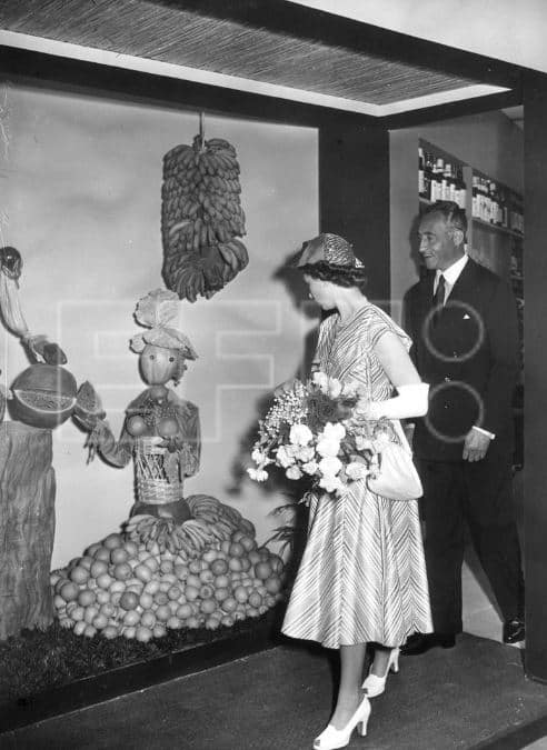 Cuando la reina Isabel II 'quedó prendada' ante un estand de plátanos de Tenerife
