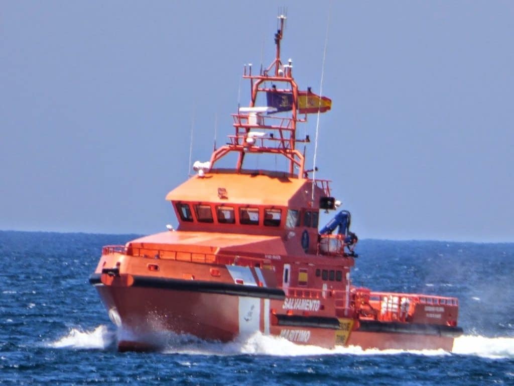 Salvamento rescata a dos embarcaciones con 128 personas a bordo en Lanzarote y El Hierro