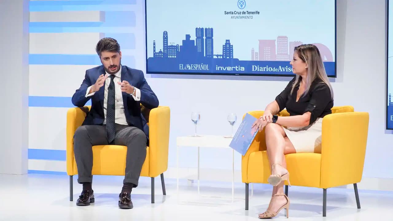 Luis Yeray Gutiérrez, alcalde de La Laguna, durante su conversación con María Rozman, directora de Atlántico Televisión, en la segunda jornada del II Foro Económico Español: 'Canarias una mirada hacia el futuro'