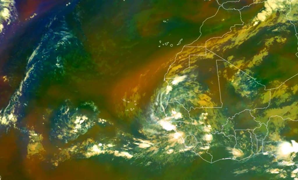 La onda tropical próxima a Canarias, a vista de satélite