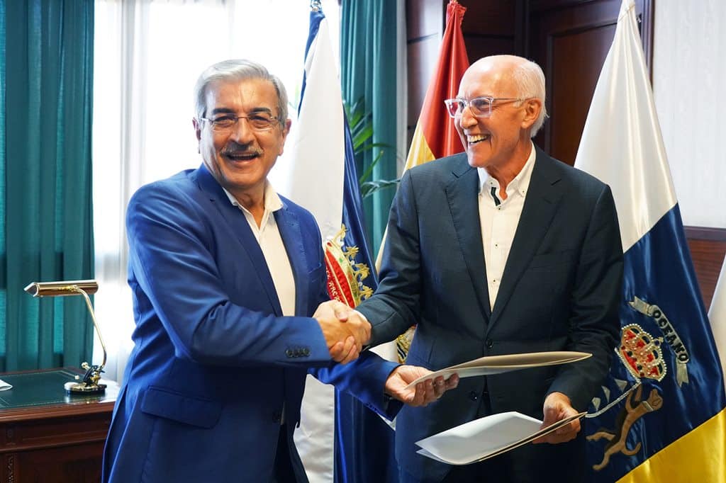 El vicepresidente Román Rodríguez entrega la escritura del inmueble al alcalde Juan Manuel Acosta. DA