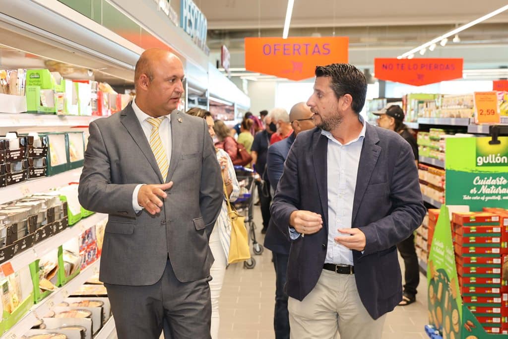 José Domingo Regalado dialoga, ayer, con Agustín Estades, directivo de la cadena de supermercados.
