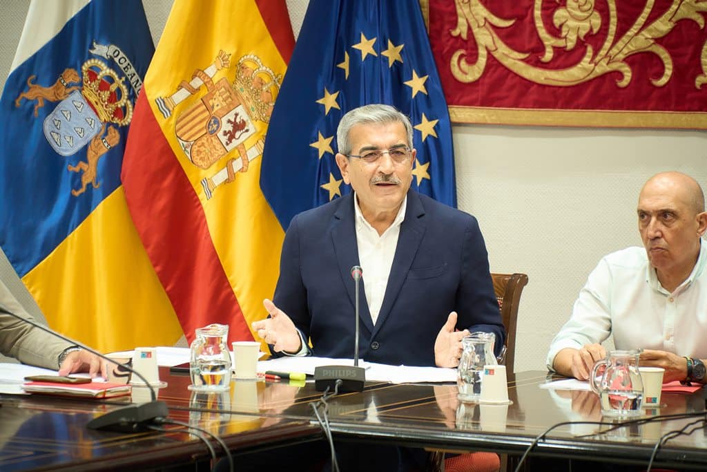 Román Rodríguez comparece ante la Comisión de Presupuestos y Hacienda del Parlamento de Canarias.