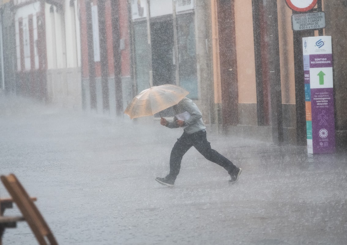 La Aemet activa el aviso rojo por lluvias "muy abundantes" en varias islas