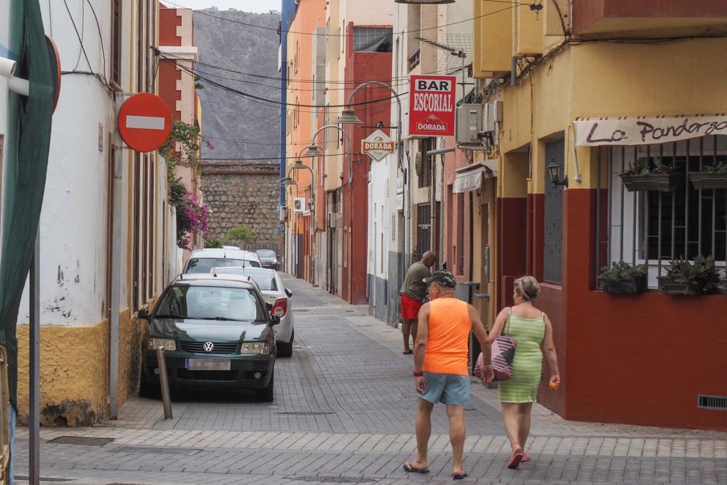 Los restaurantes y terrazas y las zonas de baño atraen cada día a numerosos turistas y residentes hasta el pueblo de San Andrés, que conserva su encanto tradicional. Fran Pallero y Sergio Méndez