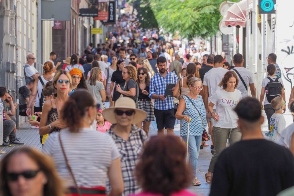 Miles de personas disfrutan del primer día del ‘Ven a Santa Cruz’. | Sergio Méndez