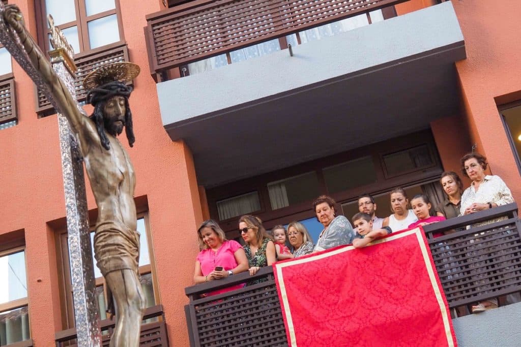 El Cristo procesiona hasta la Catedral. | Sergio Méndez