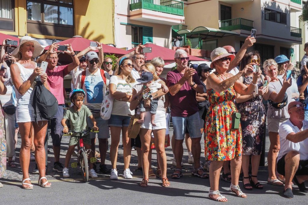 El Puerto de la Cruz pone fin a su Carnaval de Verano con el desfile del Coso