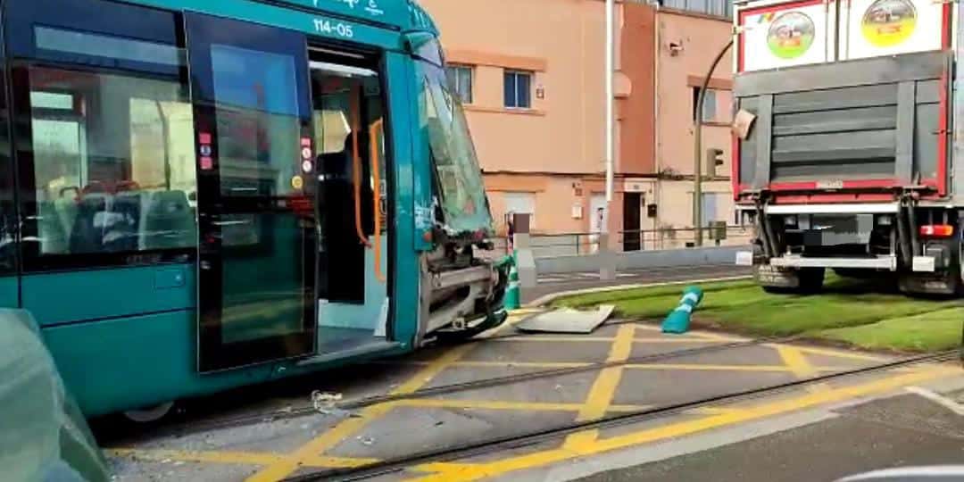 Retrasos en el tranvía por una aparatosa colisión con un camión