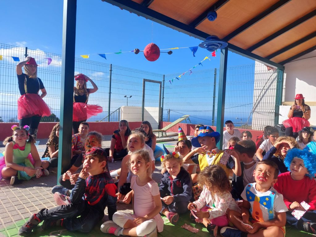La bienvenida a los niños de un pequeño colegio de Tenerife al más puro estilo 'Los payasos de la tele'