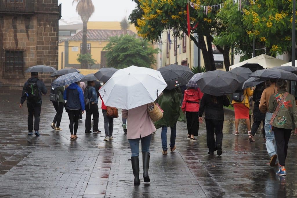 El auténtico potaje meteorológico en Canarias: lluvia, tormenta, viento y calima