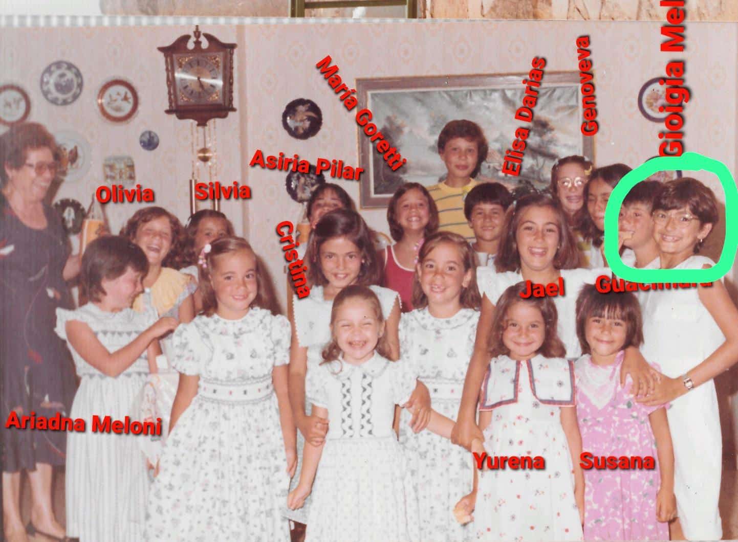 A la derecha, Georgia Meloni, en una foto con 11 años, en su última visita a su padre en La Gomera. DA