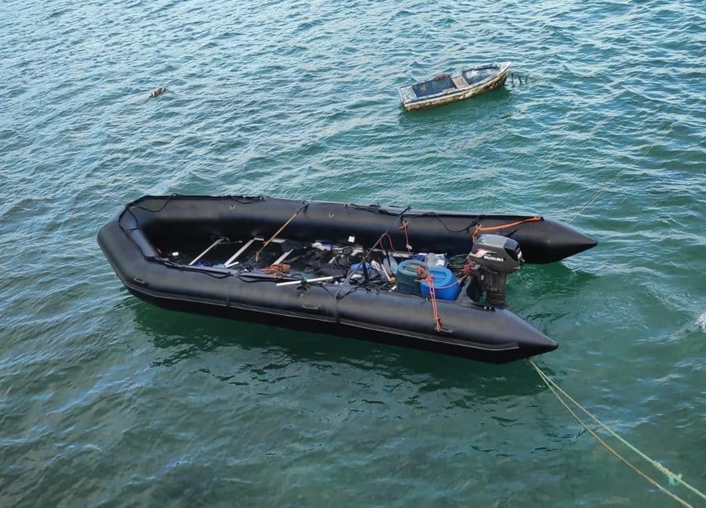 Rescatan a 63 personas de una neumática a la deriva en aguas canarias