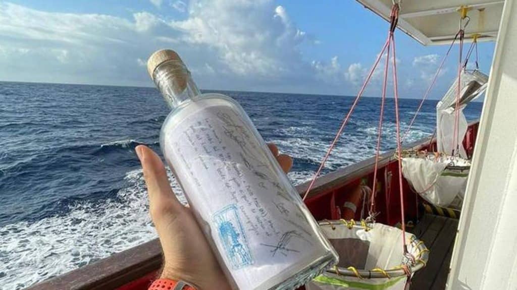 In the United States they found a bottle thrown into the sea in Spain a year and a half ago