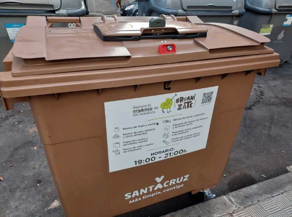 Imagen del actual contenedor marrón para la recogida de biorresiduos instalado en Santa Cruz.