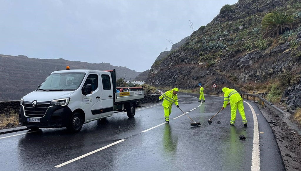 Las primeras lluvias de la tormenta tropical dejan desprendimientos en Canarias