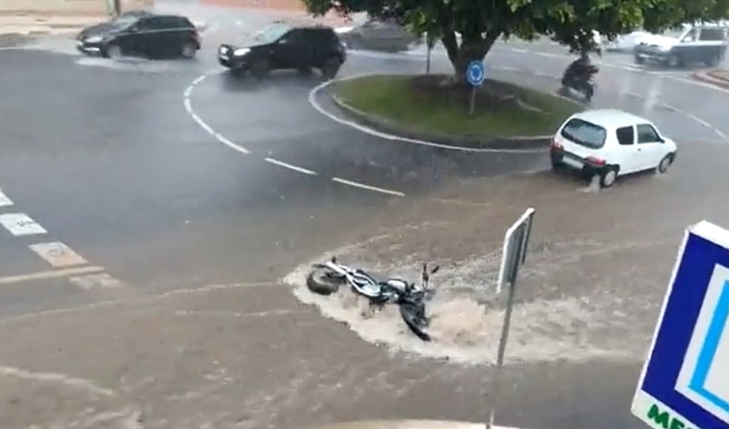 Las fuertes lluvias en Tenerife arrastran una moto
