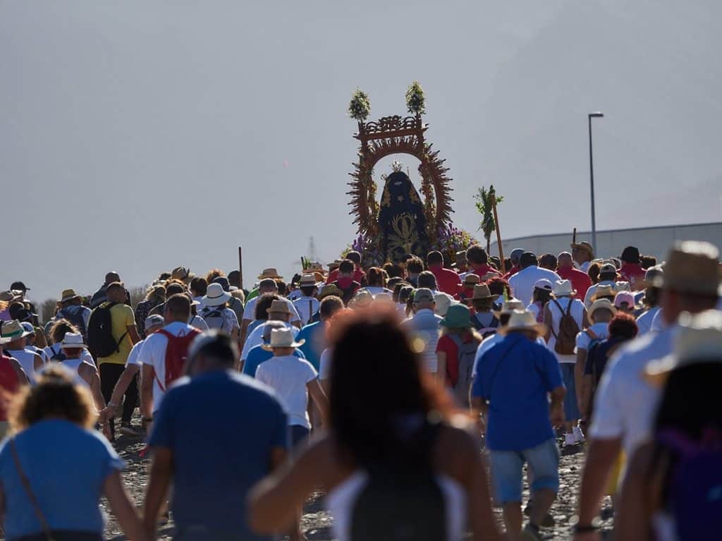 The Virgen del Socorro returns to San Pedro between bucios and a bottle