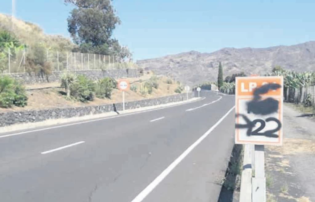 Buscan a las personas que están vandalizando las señales de tráfico en La Palma