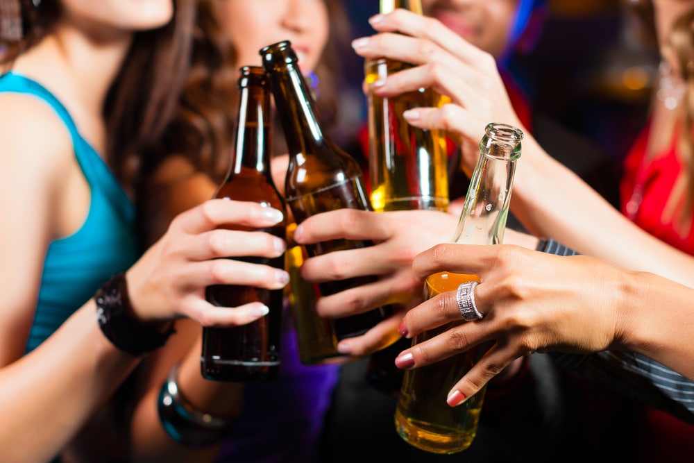 Varias personas brindan con cerveza. Shutterstock