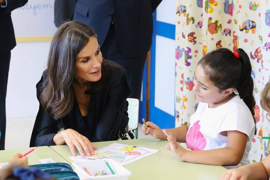 La reina Letizia acompaña a clase a los alumnos de los colegios que arrasó el volcán de La Palma