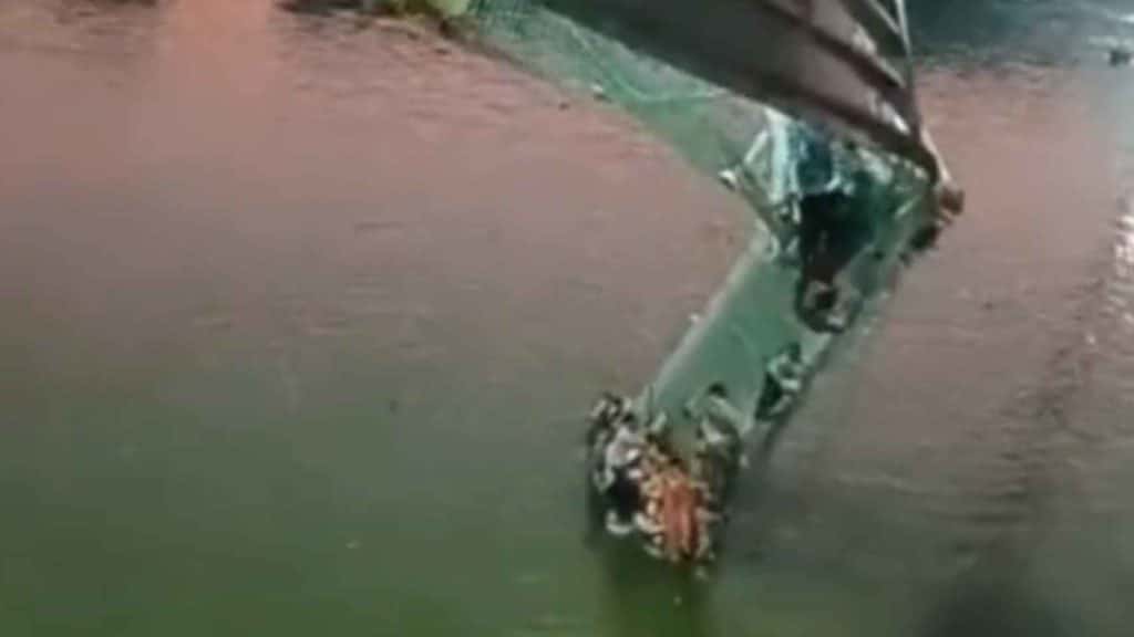 Imagen del puente colgante que se ha derrumbado en Gujarat, India. Twitter