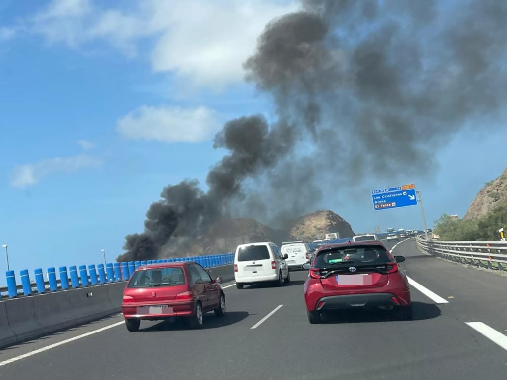 Retenciones en la TF-1: un furgón arde en plena autopista