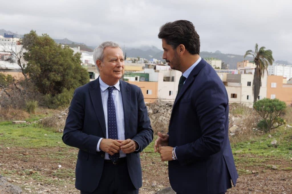 El consejero de Obras Públicas, Transportes y Vivienda del Gobierno de Canarias, Sebastián Franquis, junto al alcalde de La Laguna, Luis Yeray Gutiérrez. Gobierno de Canarias
