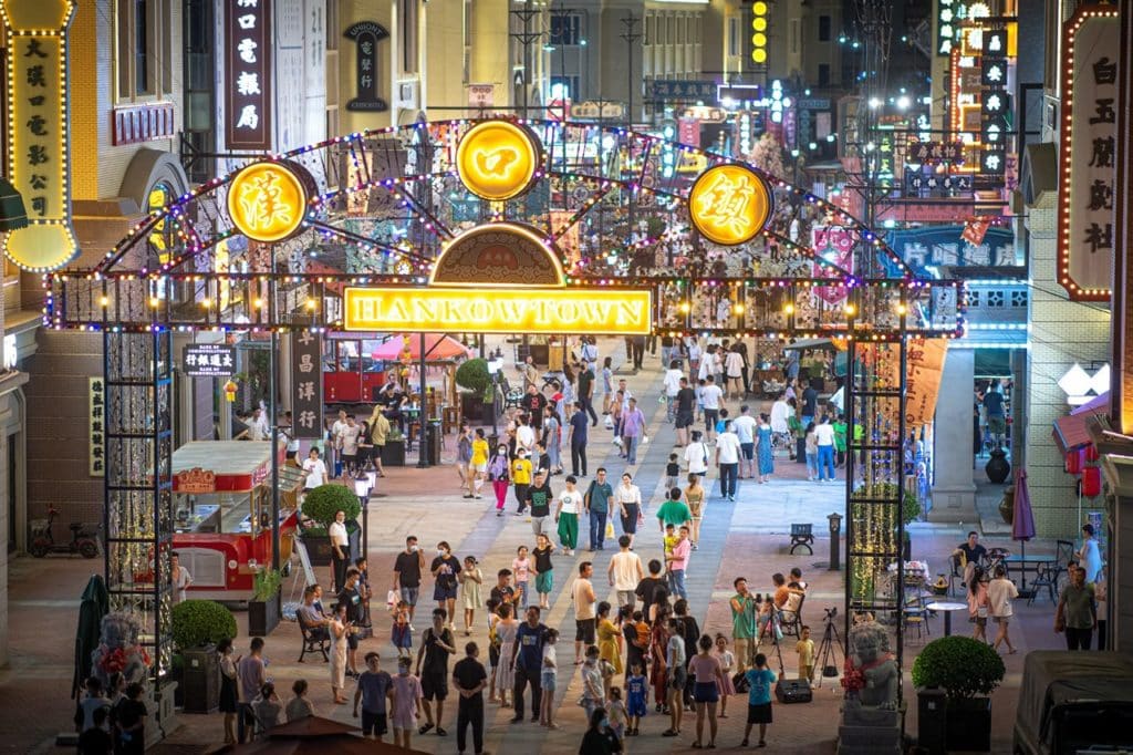 Calle comercial en la ciudad de Wuhan, China