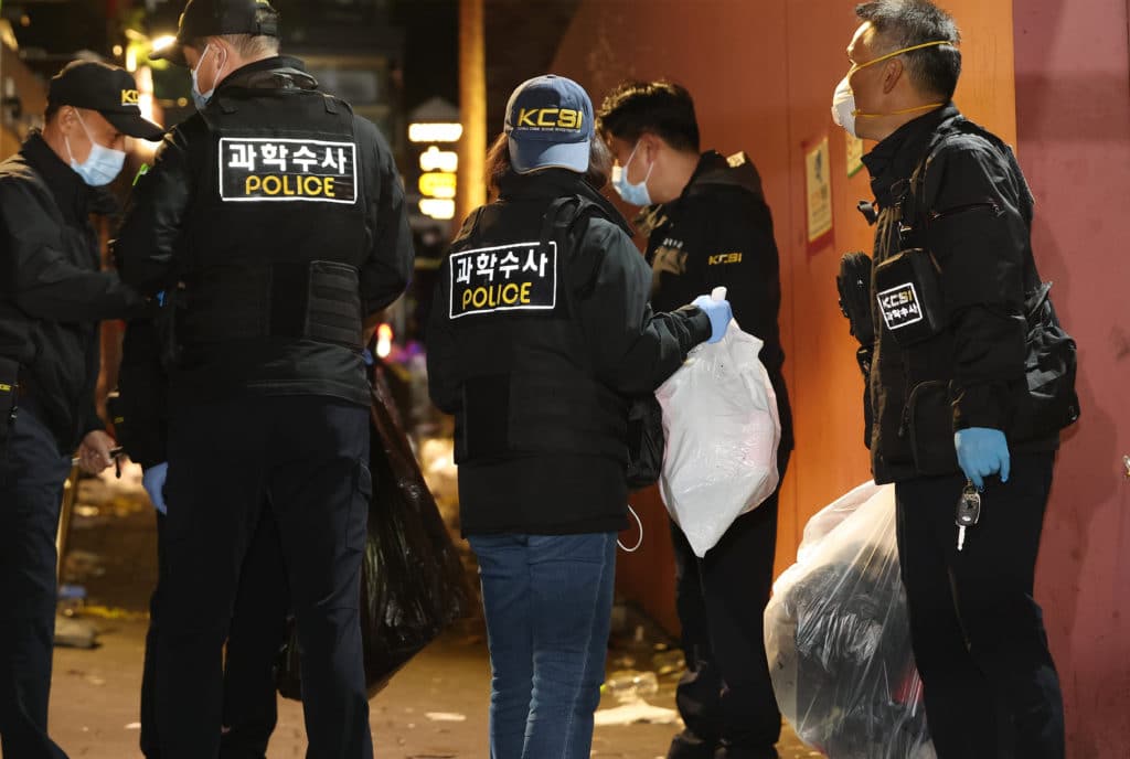Al menos 153 muertos por la estampida humana en la fiesta de Halloween en Seúl