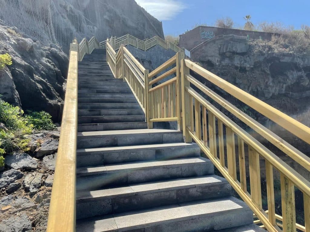 La playa de Los Patos ya tiene lista su escalera tras diez años de espera